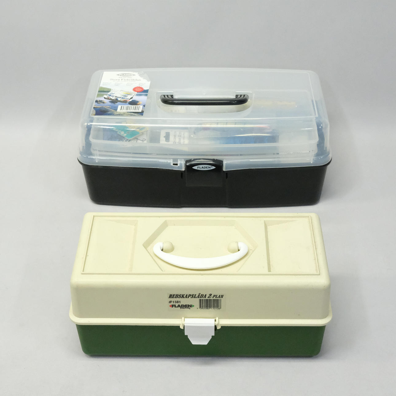 TO FISKEKASSER MED FISKELAPPER.