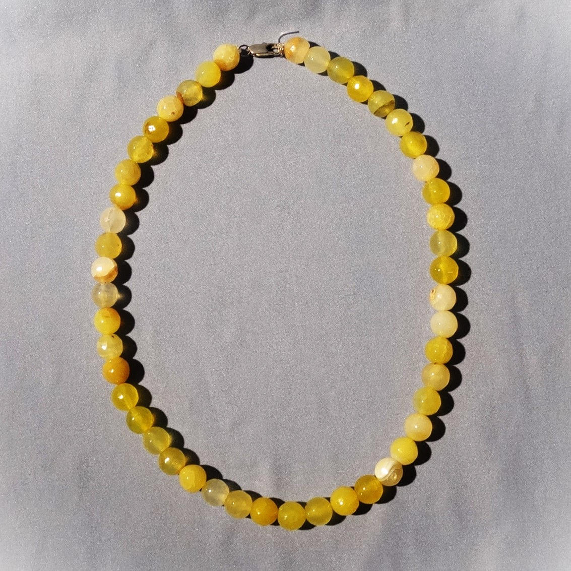 A CITRINE NECKLACE.