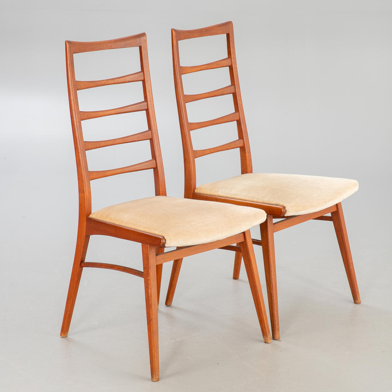 tiikkituolipari, 1960-luku (2).