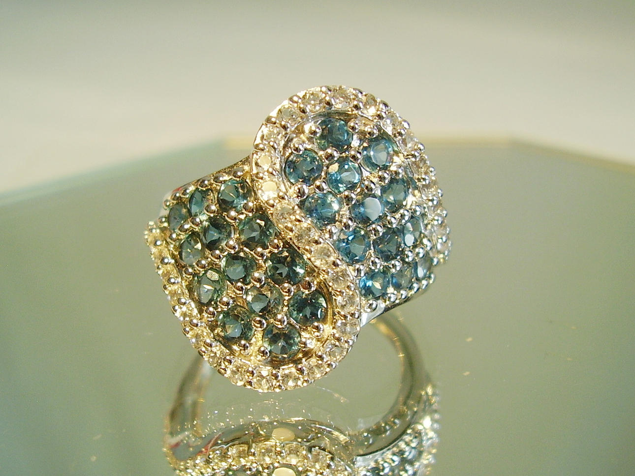 BLÅ TOPASRING med vit topas entourage topas 2.46 ct.