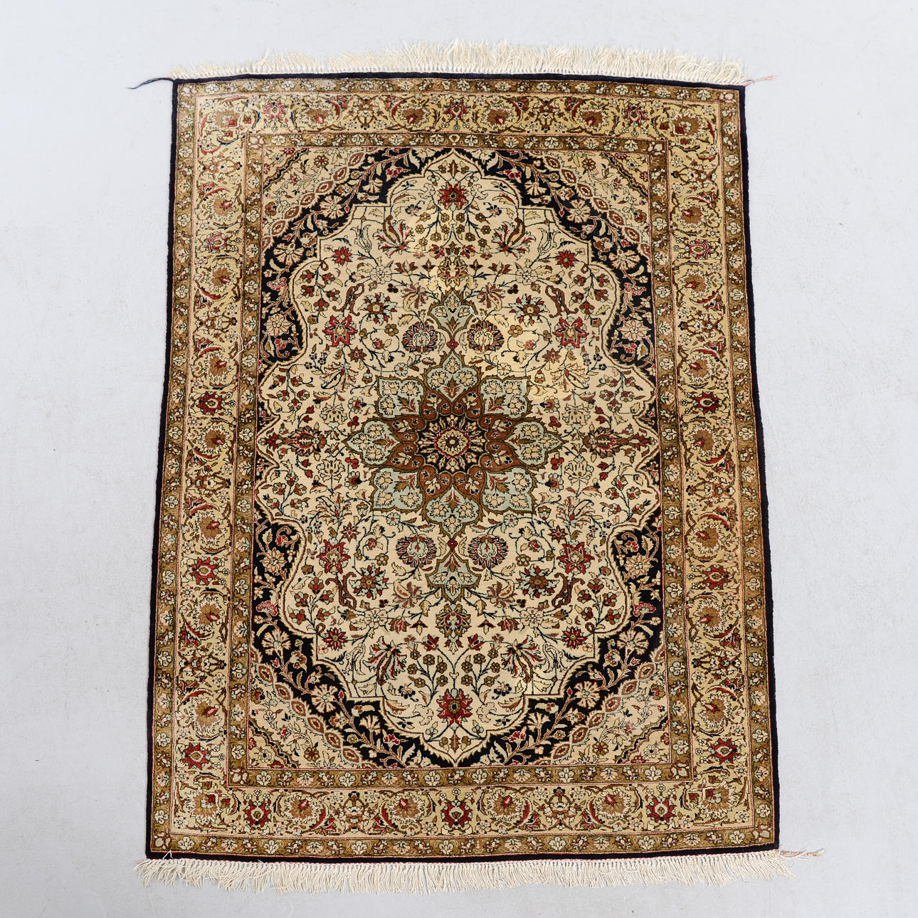 EIN TEPPICH, wahrscheinlich Ghom, 145 x 111 cm.