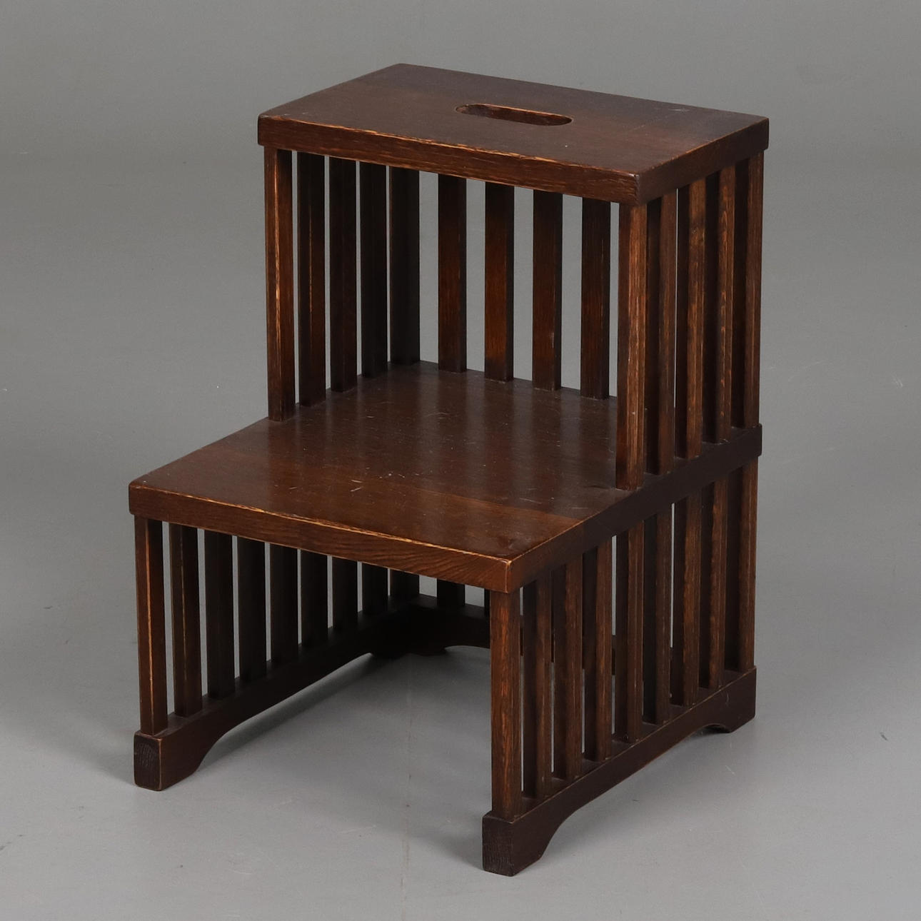 ESCALERA. ESTILO INGLÉS, MADERA TEÑIDA OSCURA.