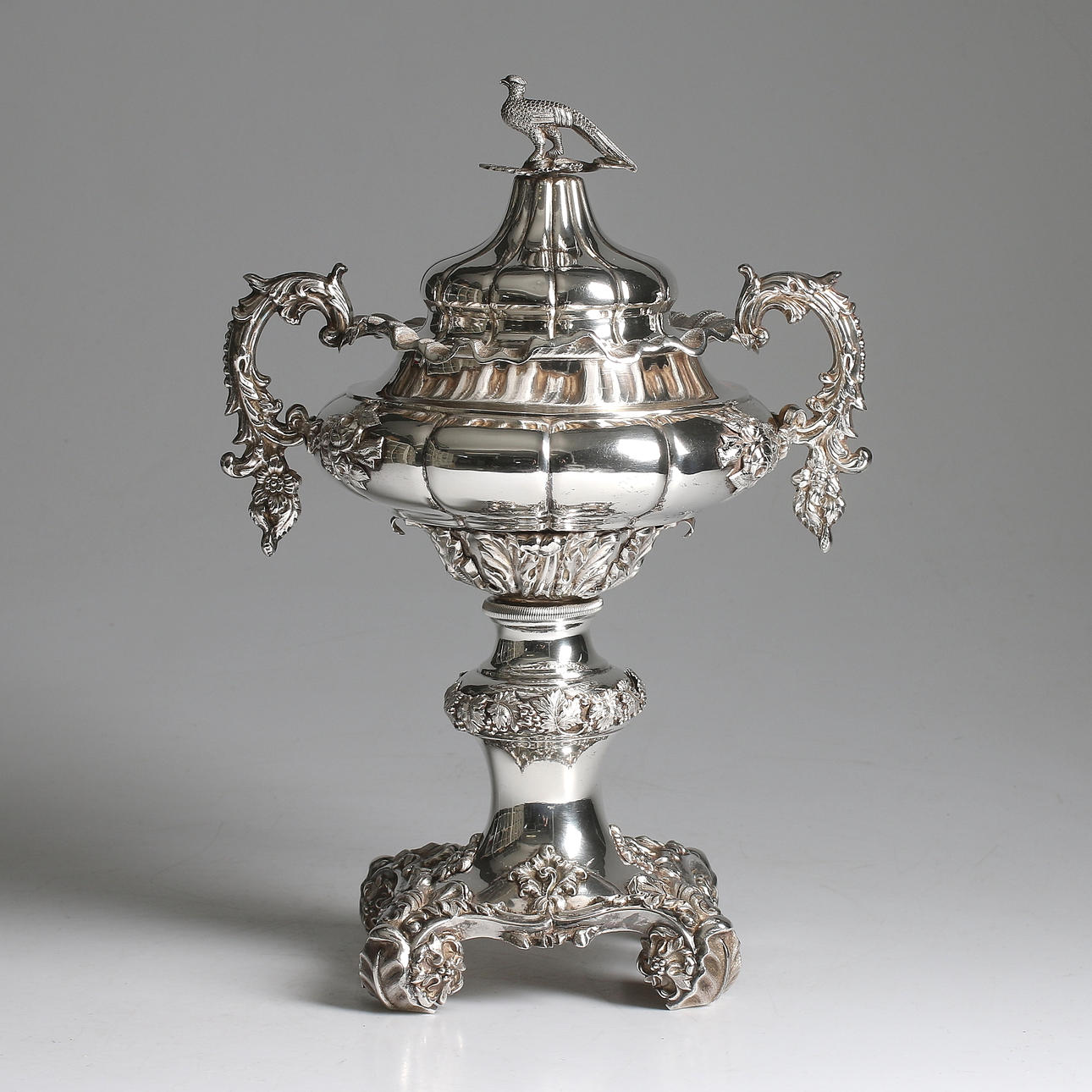 GUSTAF MÖLLENBORG. Sockerskål på fot, silver, nyrokoko, Stockholm, 1842. Vikt 991 gram.