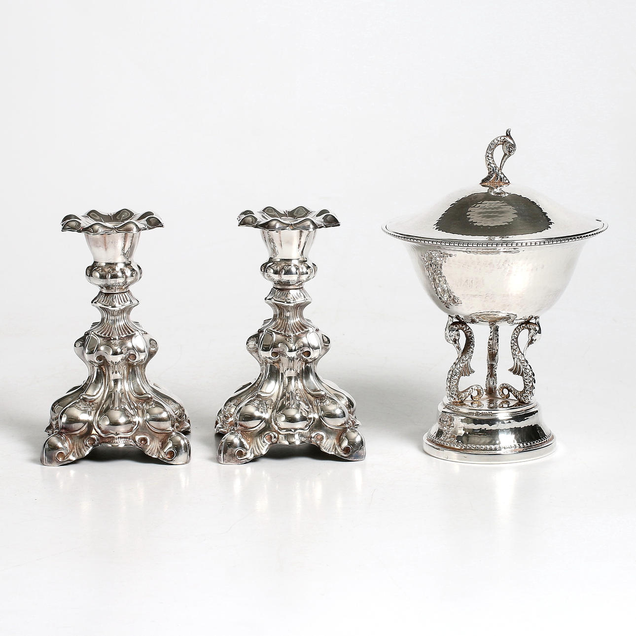 SOCKERSKÅL och LJUSSTAKAR, 3 delar, nysilver, omkring sekelskiftet 18/1900.