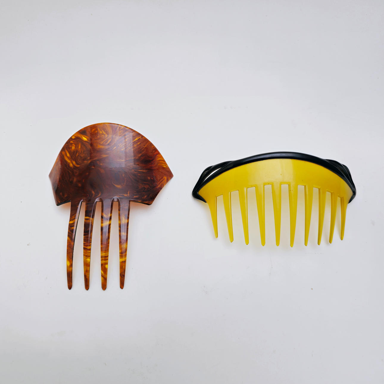 PAIR OF ART DECO COMBS.