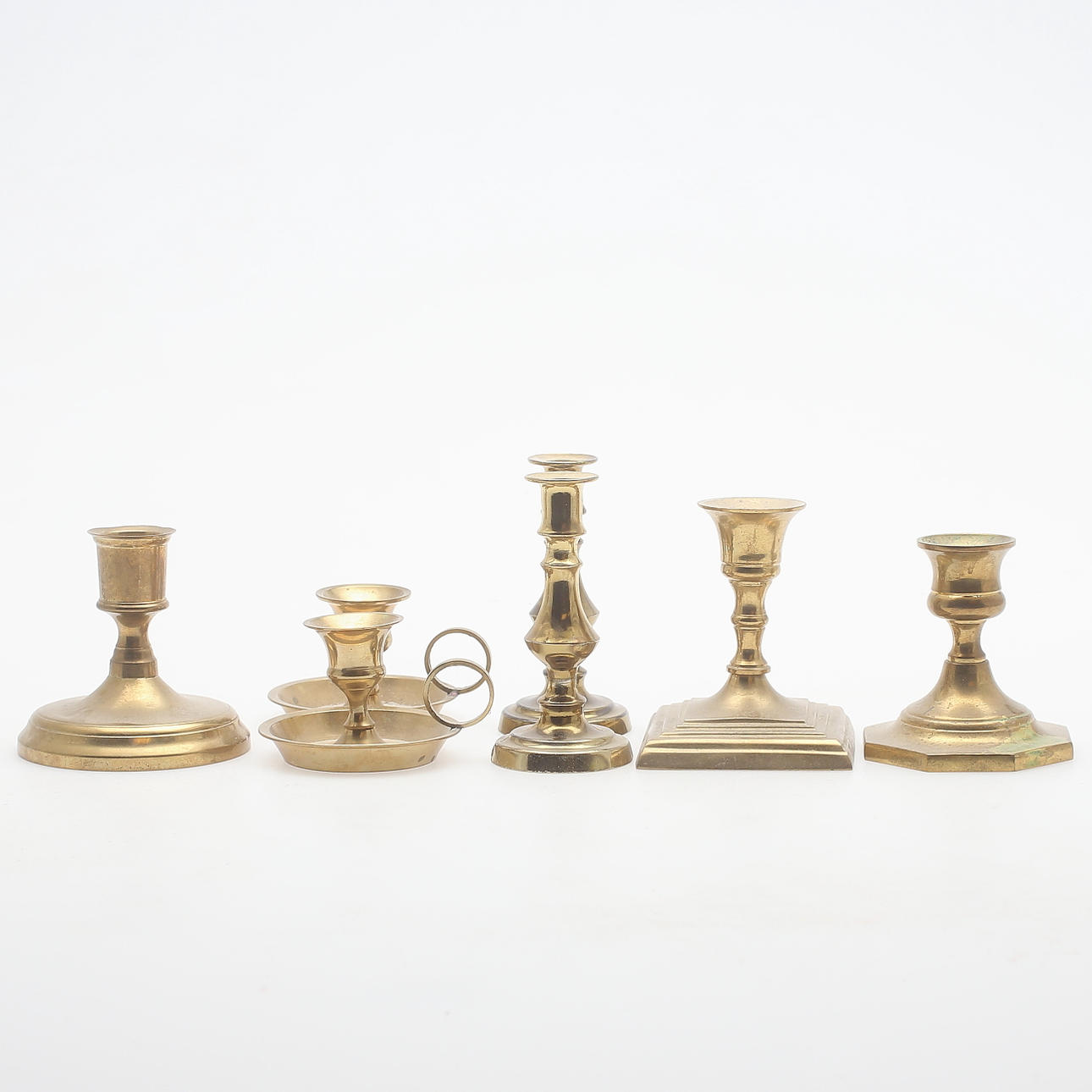 LJUSSTAKAR, 2 par samt 3 udda, mässing samt gulmetall, 1900-tal.