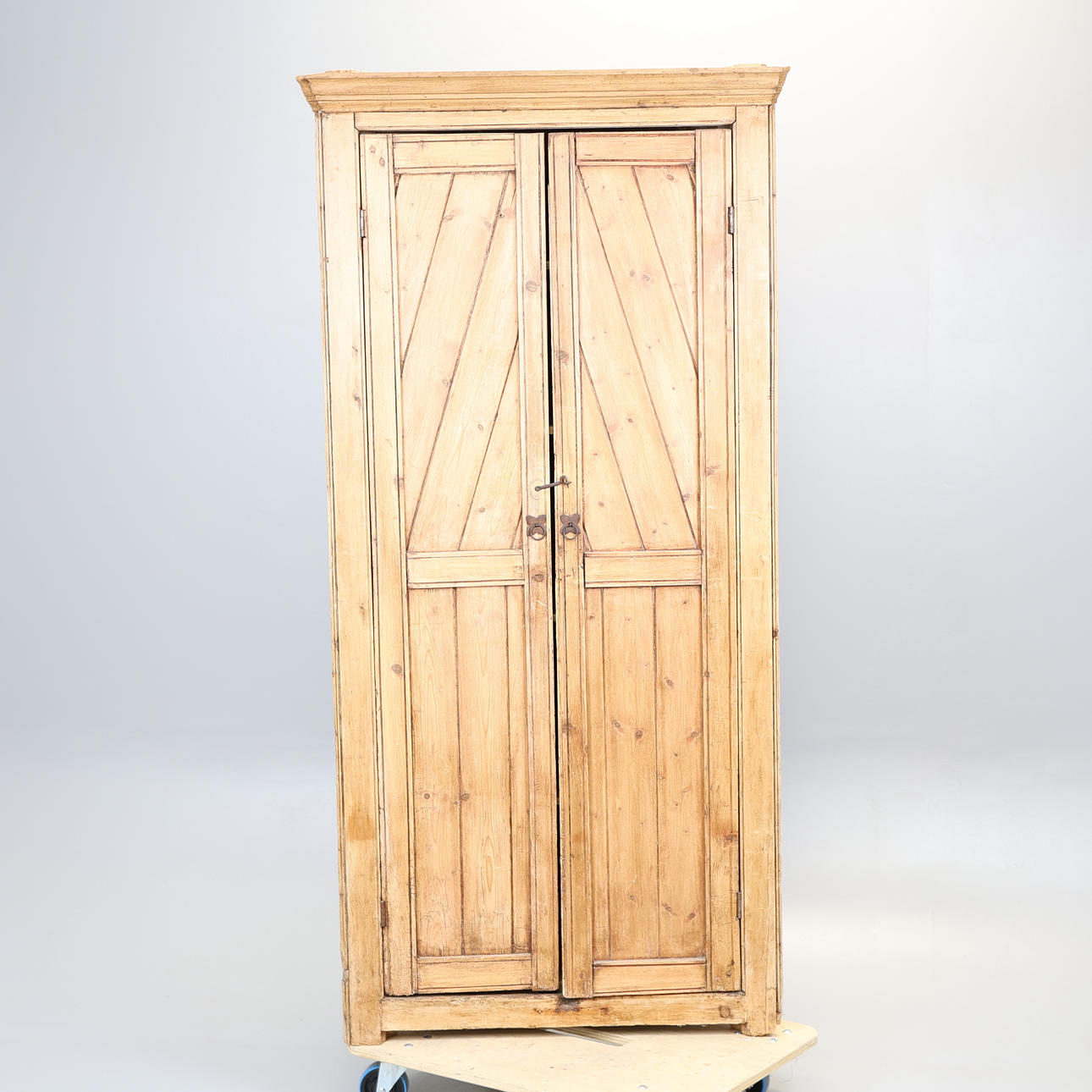 GEORGE III FURU HÖGT HÖRNSKÅP.