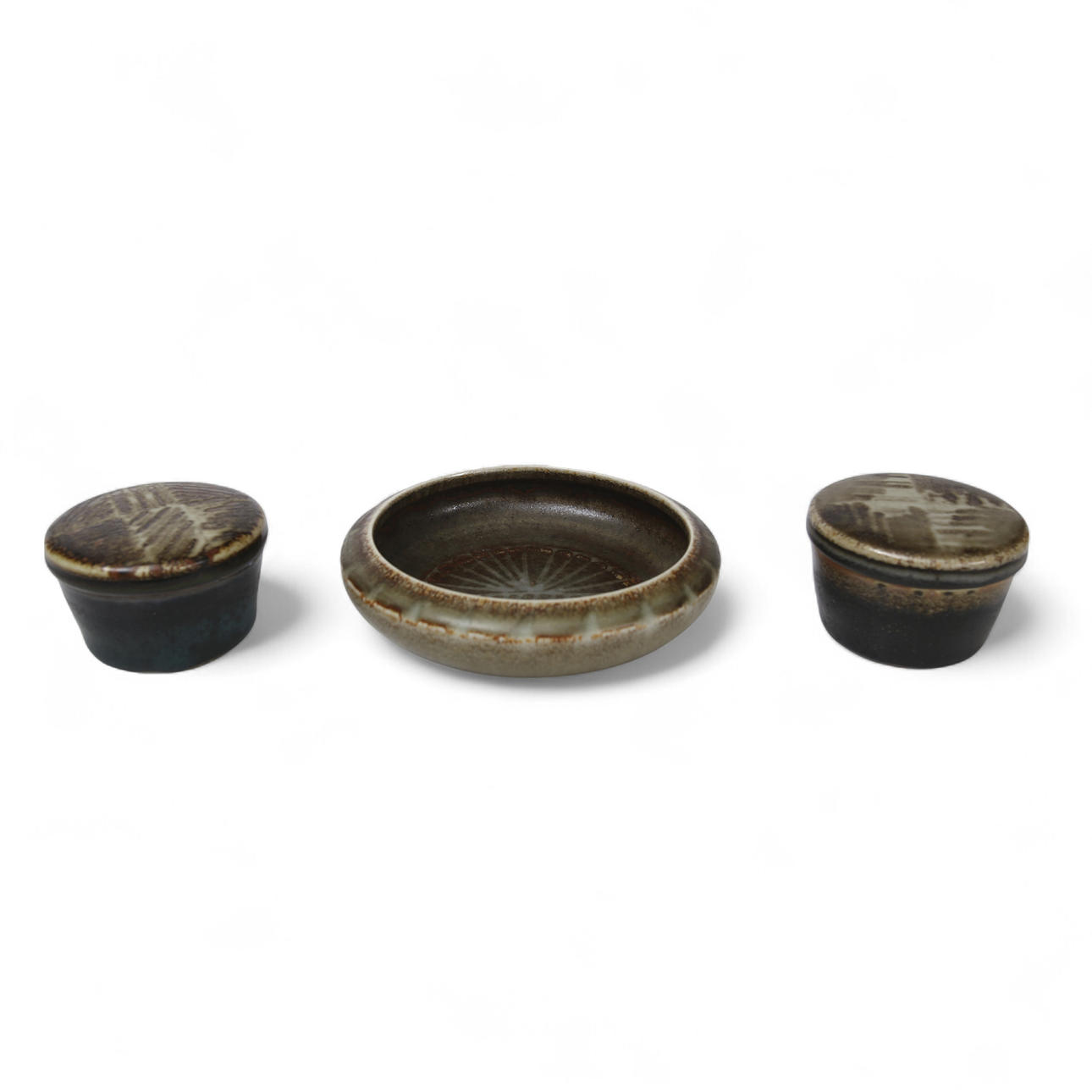 CARL-HARRY STÅLHANE. Bowl plate, and two jars with lids, glazed stoneware, Rörstrand Atelje, 1960s.