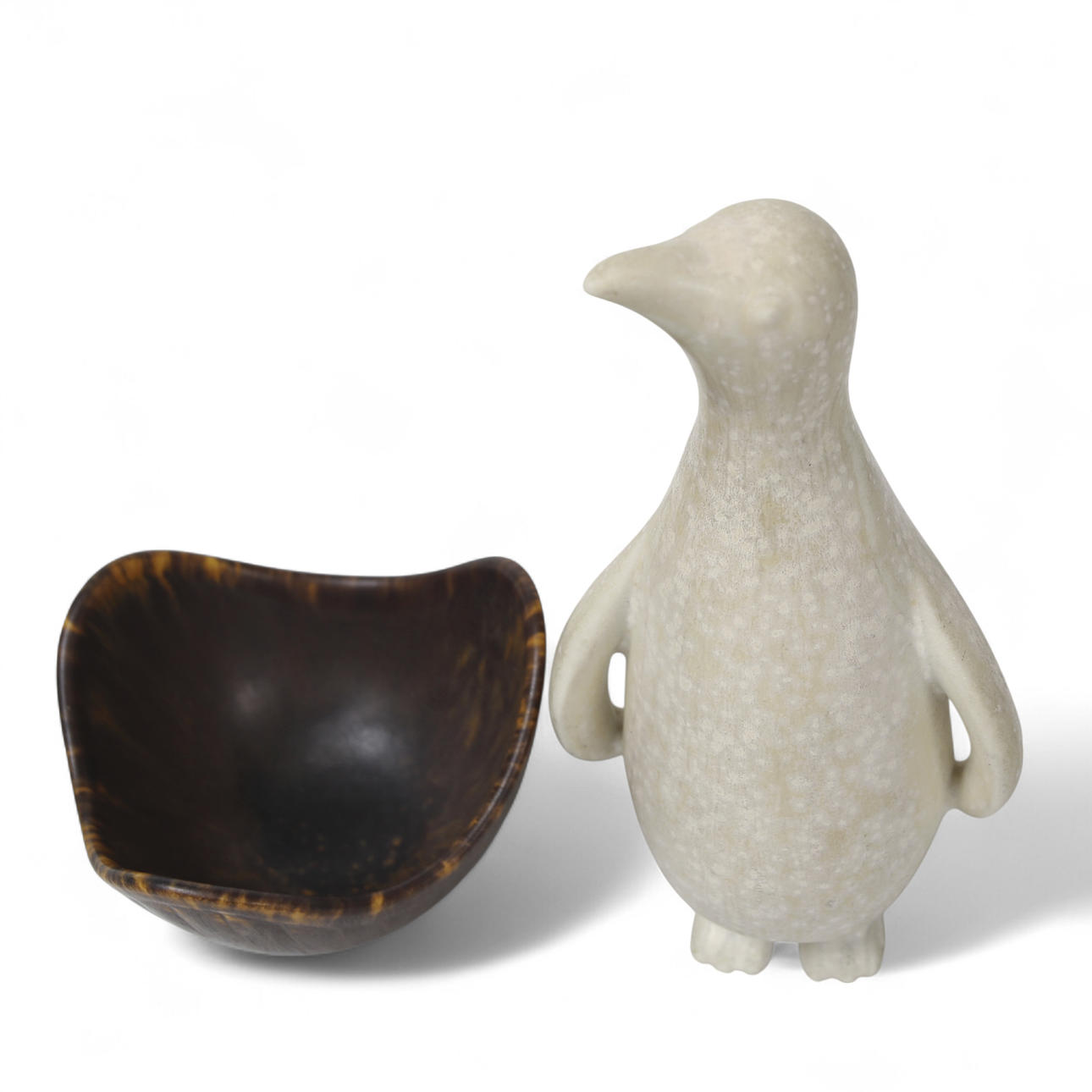 GUNNAR NYLUND. Figurine in the shape of a penguin and three-cornered bowl, glazed stoneware, Rörstrand.