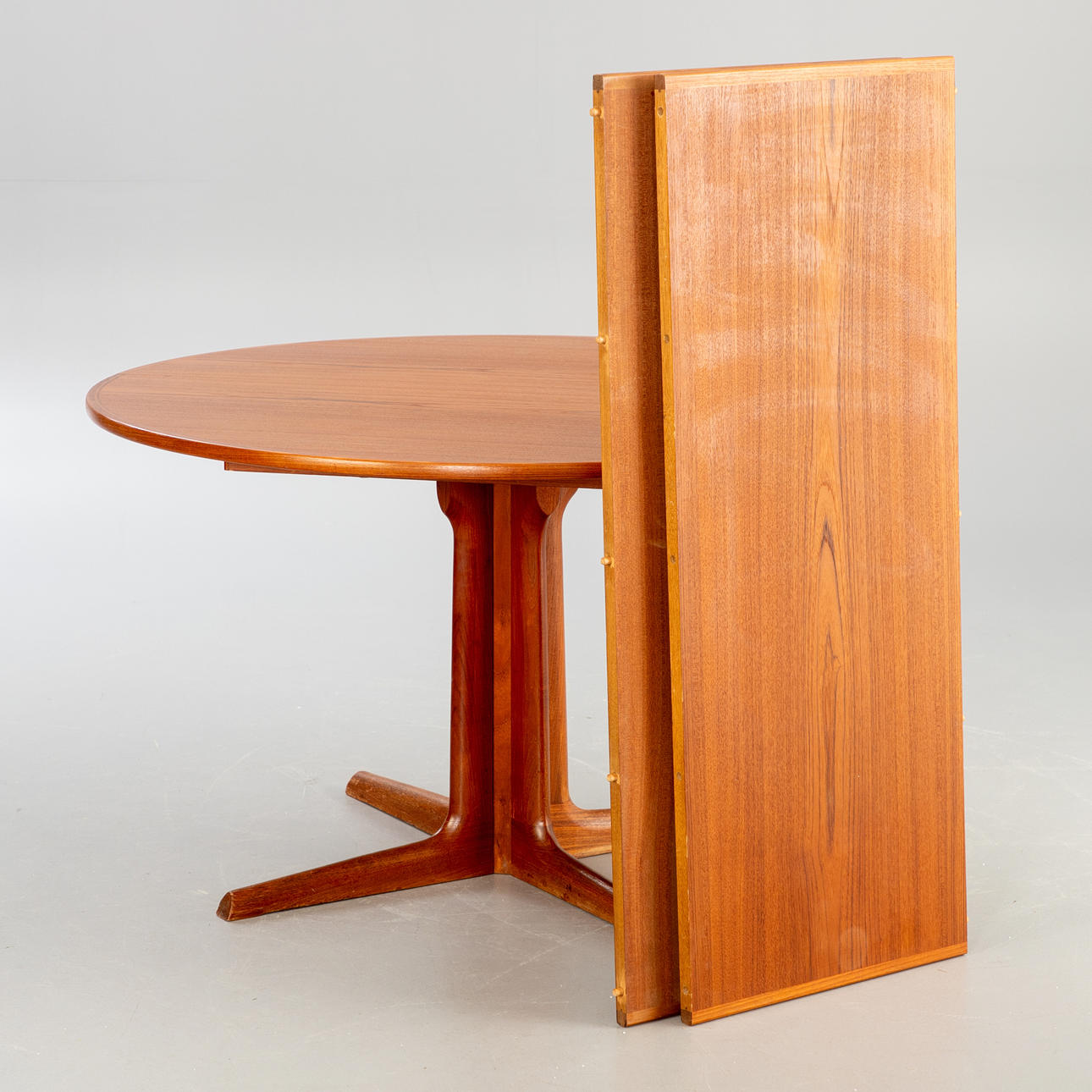 Gudme Møbelfabrik, dining table, teak + 2 plates, Denmark, 1960s.