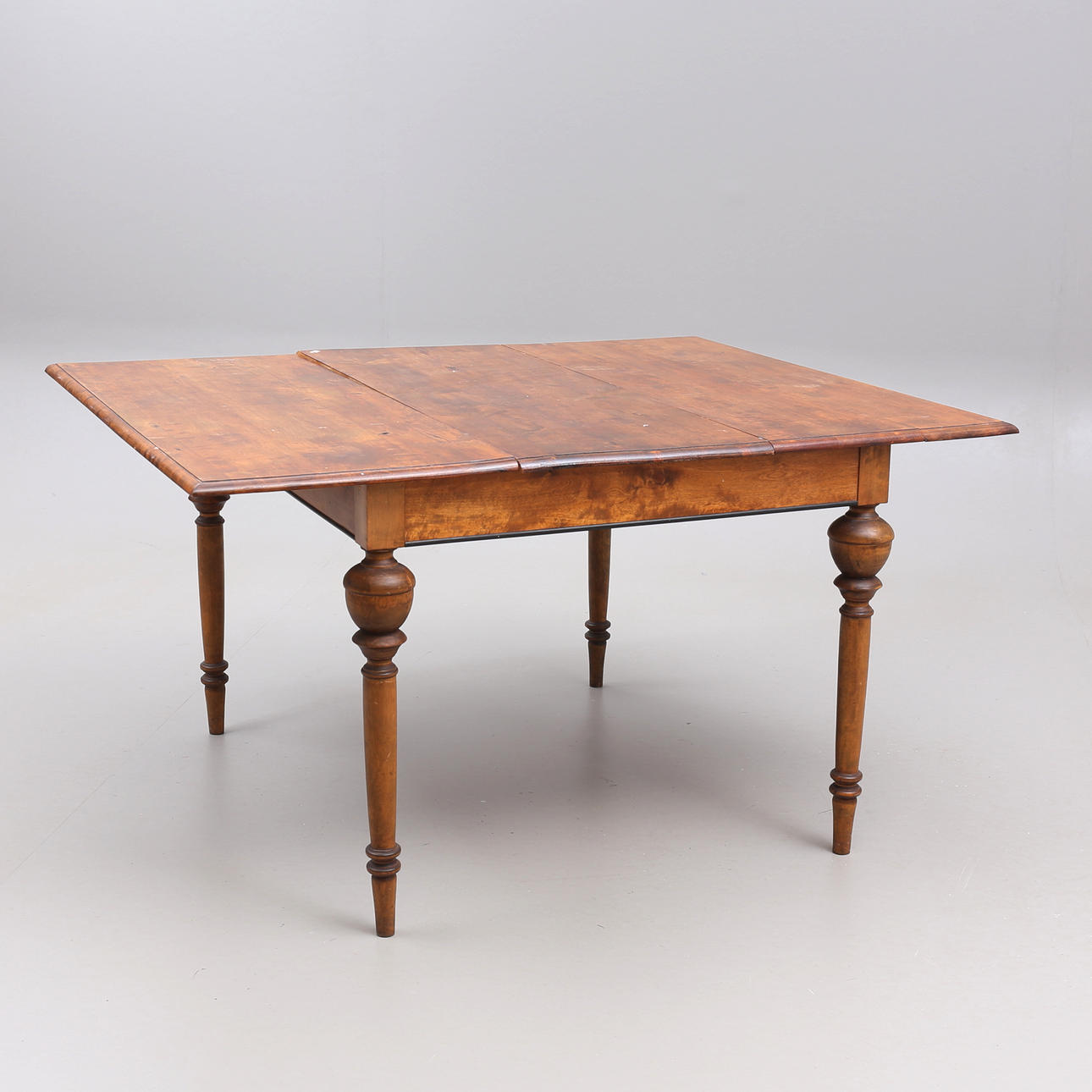 A Neo-Renaissance dining table, 1800/20th century.