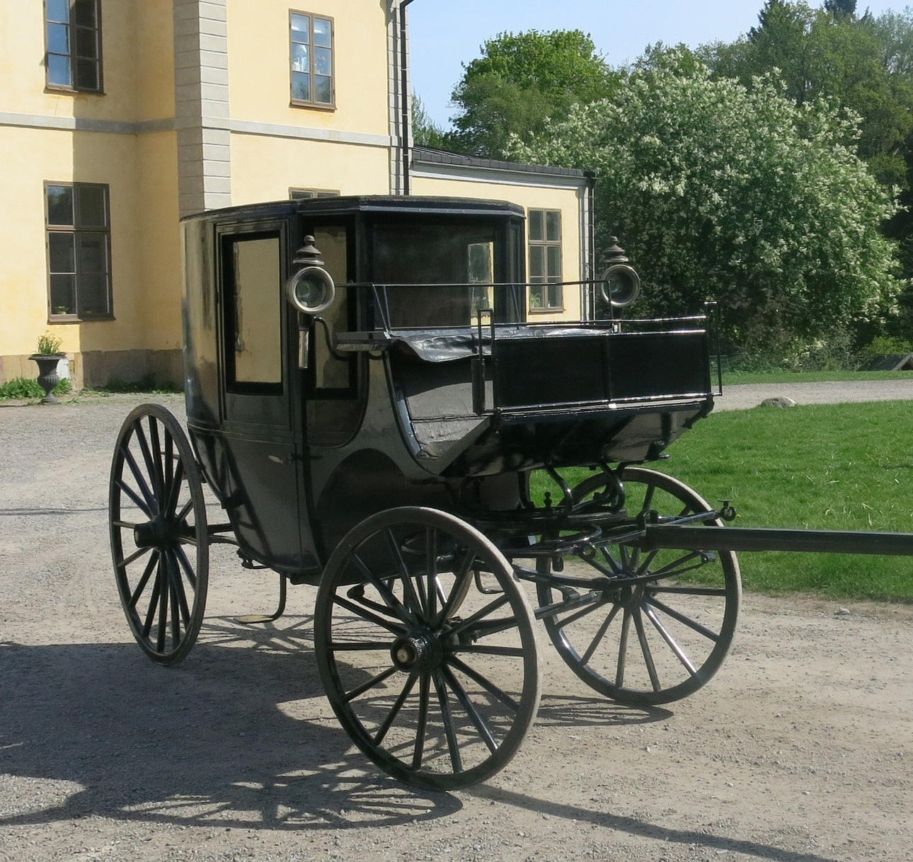 KUPÉ, svart, omkring 1900.