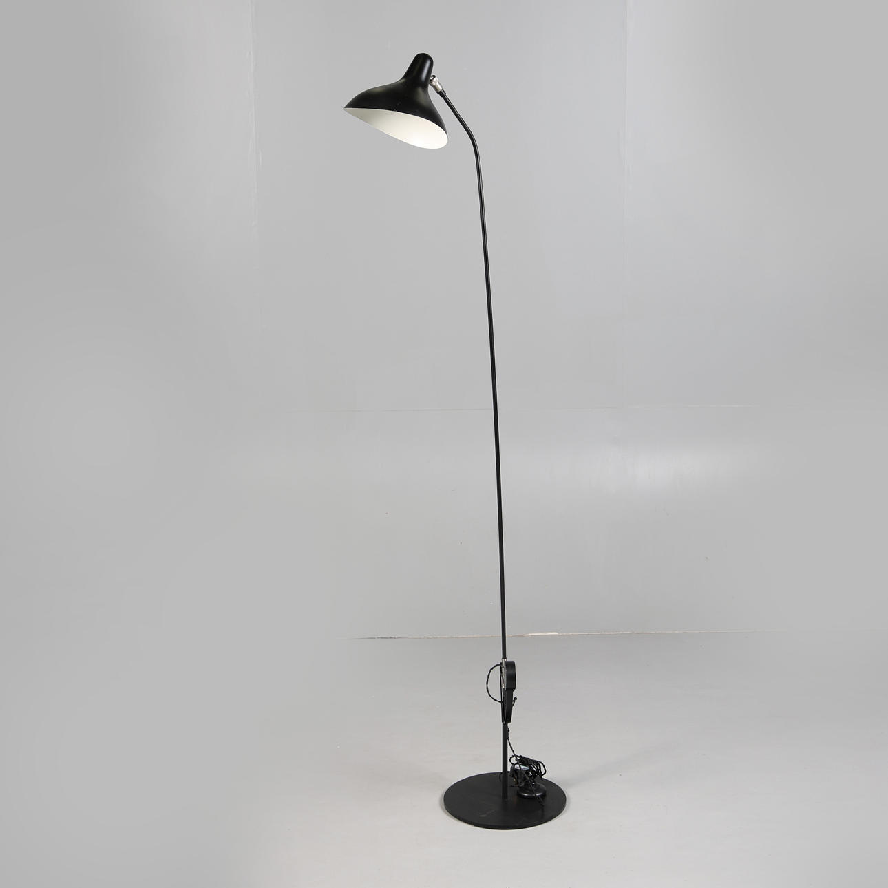 A MODERN ADJUSTABLE FLOOR LAMP.