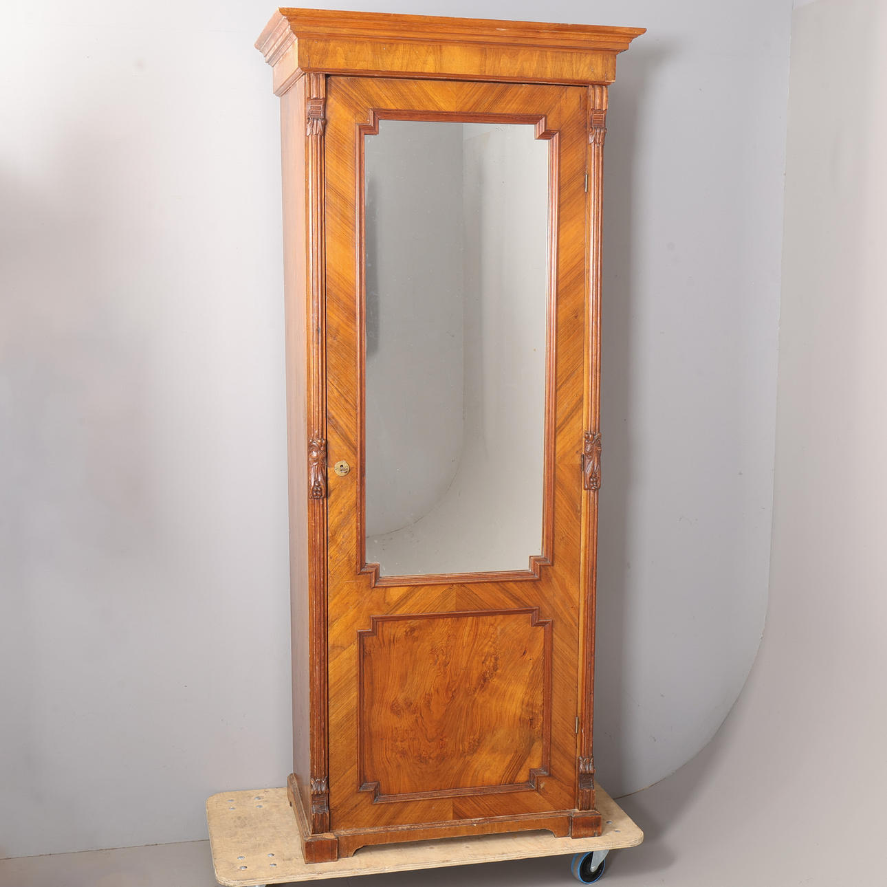 VAATEKAAPPI PEILILLÄ, 1800/1900-LUKU.