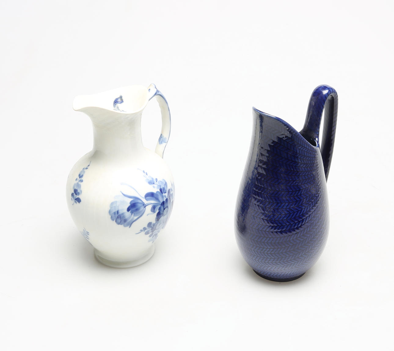 TILLBRINGARE, 2 st, porslin, Blå Blomst samt Blå eld, Royal Copenhagen och Rörstrand, 1900-tal.