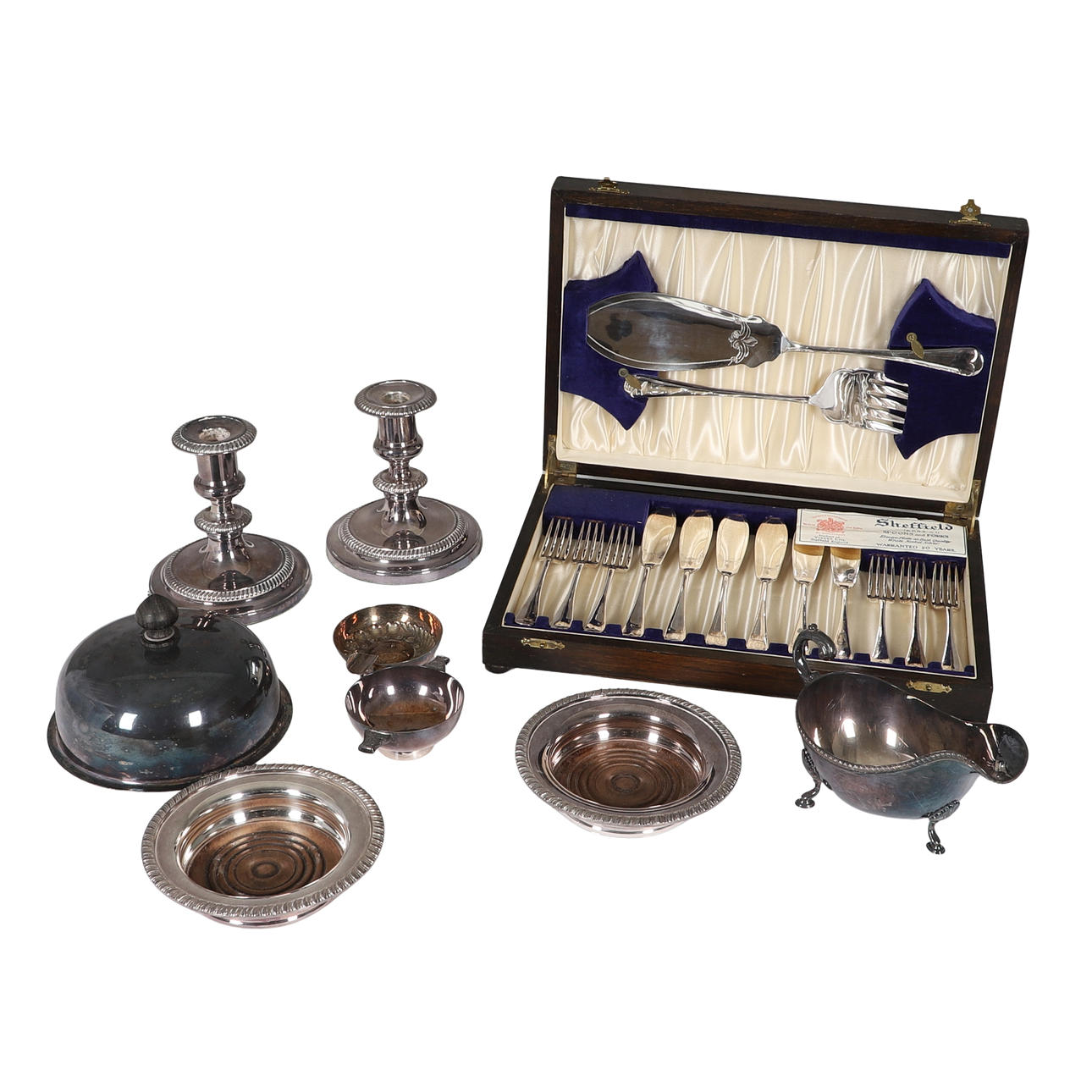 A QUANTITY OF SILVER PLATED ITEMS.