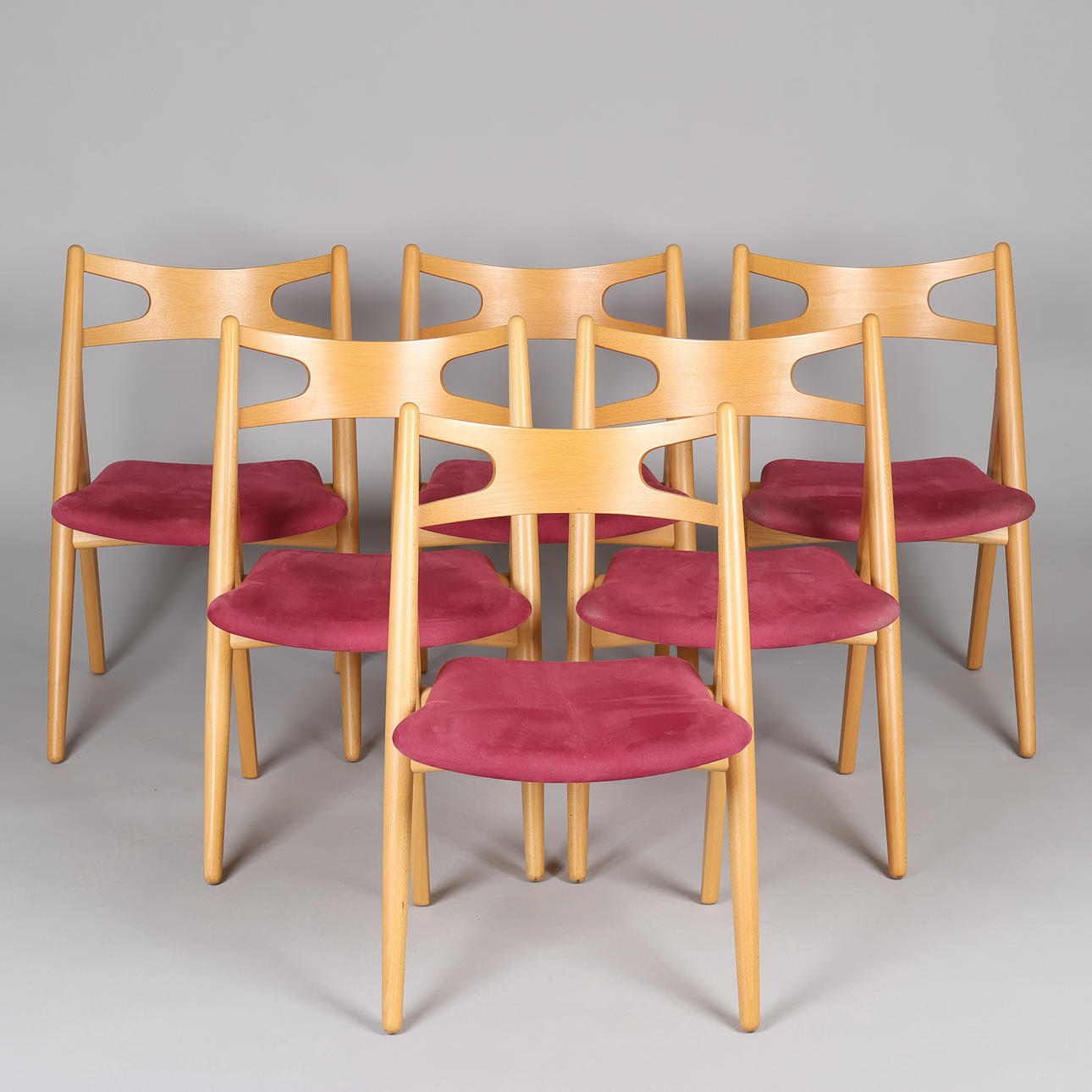 HANS J. WEGNER. Sats med sex stolar med bokram, sits klädd i alcantara ...