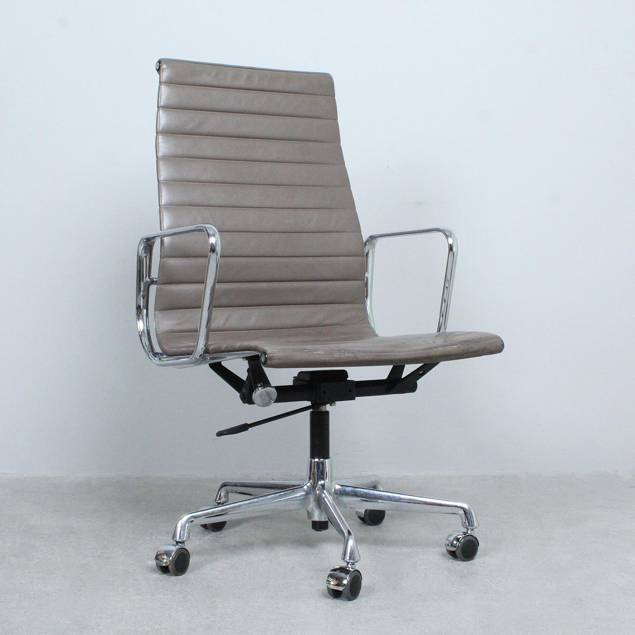 CHARLES & RAY EAMES. Vitra. Kontorstol/Alu Stol, model 'EA 119', designet i 1958.