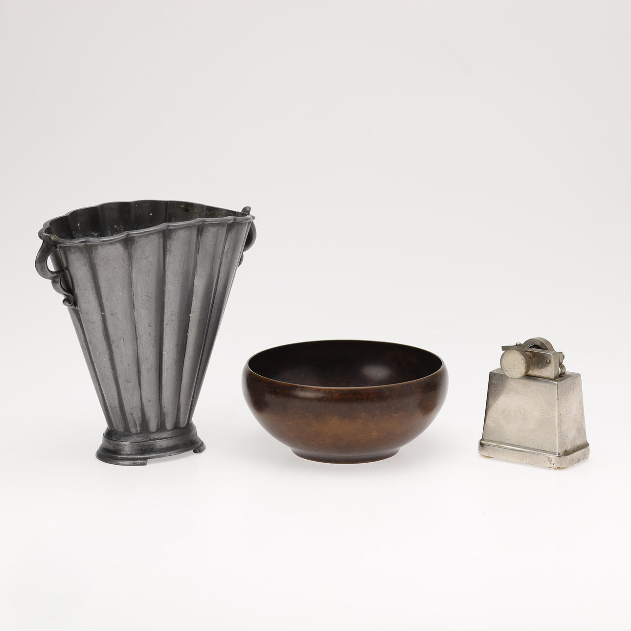 JUST ANDERSEN (1884-1943). Art Deco vase with handle, diskometal, Just Andersen, D 20, 1926-29. Bowl of bronze.Tinos lighter. Denmark (3).