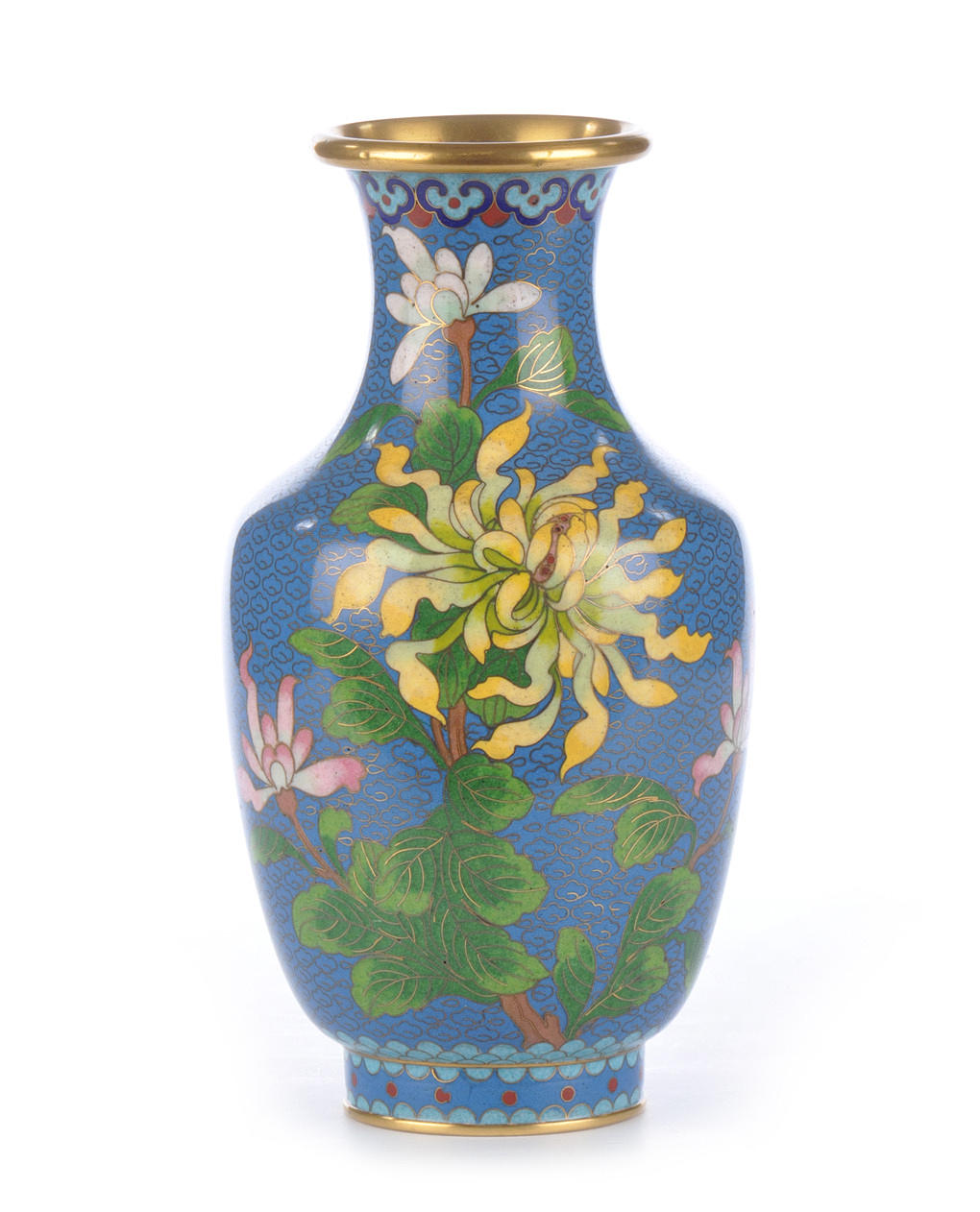 CLOISONNE VAS. Himmelblå molnbas med polykroma blommor och fåglar på den.