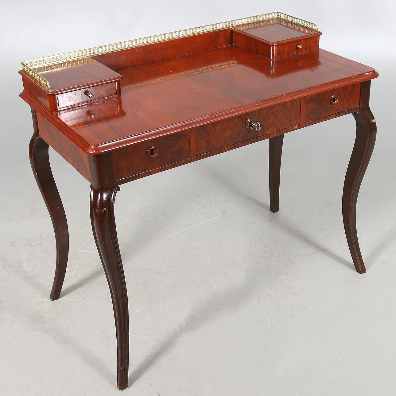 SKRIVBORD med UPPSATS, rokokostil. 18/1900-tal.