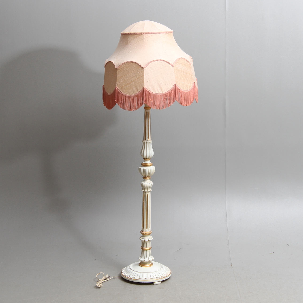 GOLVLAMPA, trästomme, Sydeuropa, 1900-tal.