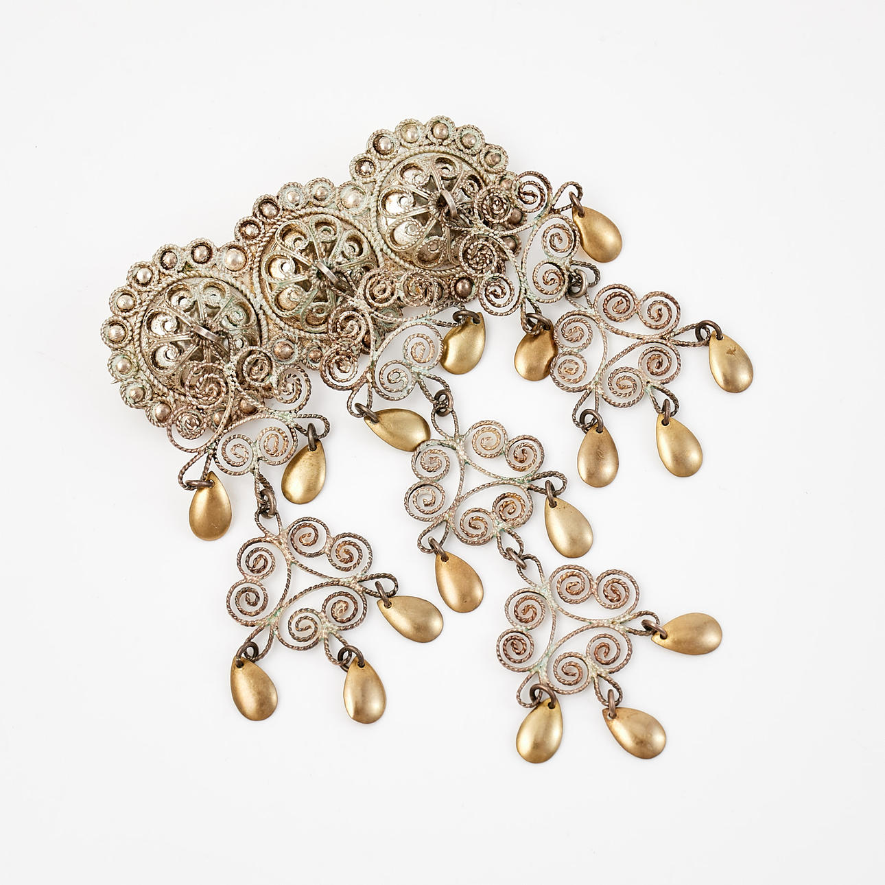 BROSCHE. Silber, filigran im Spiralmuster.