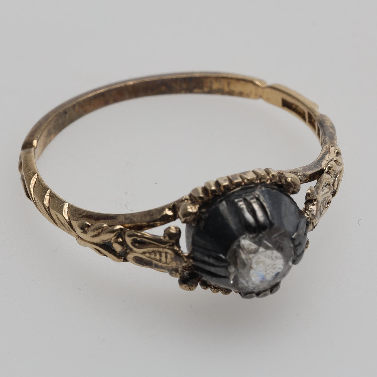RING with stone 18K gold/silver gross weight approx. 2,2 grams.