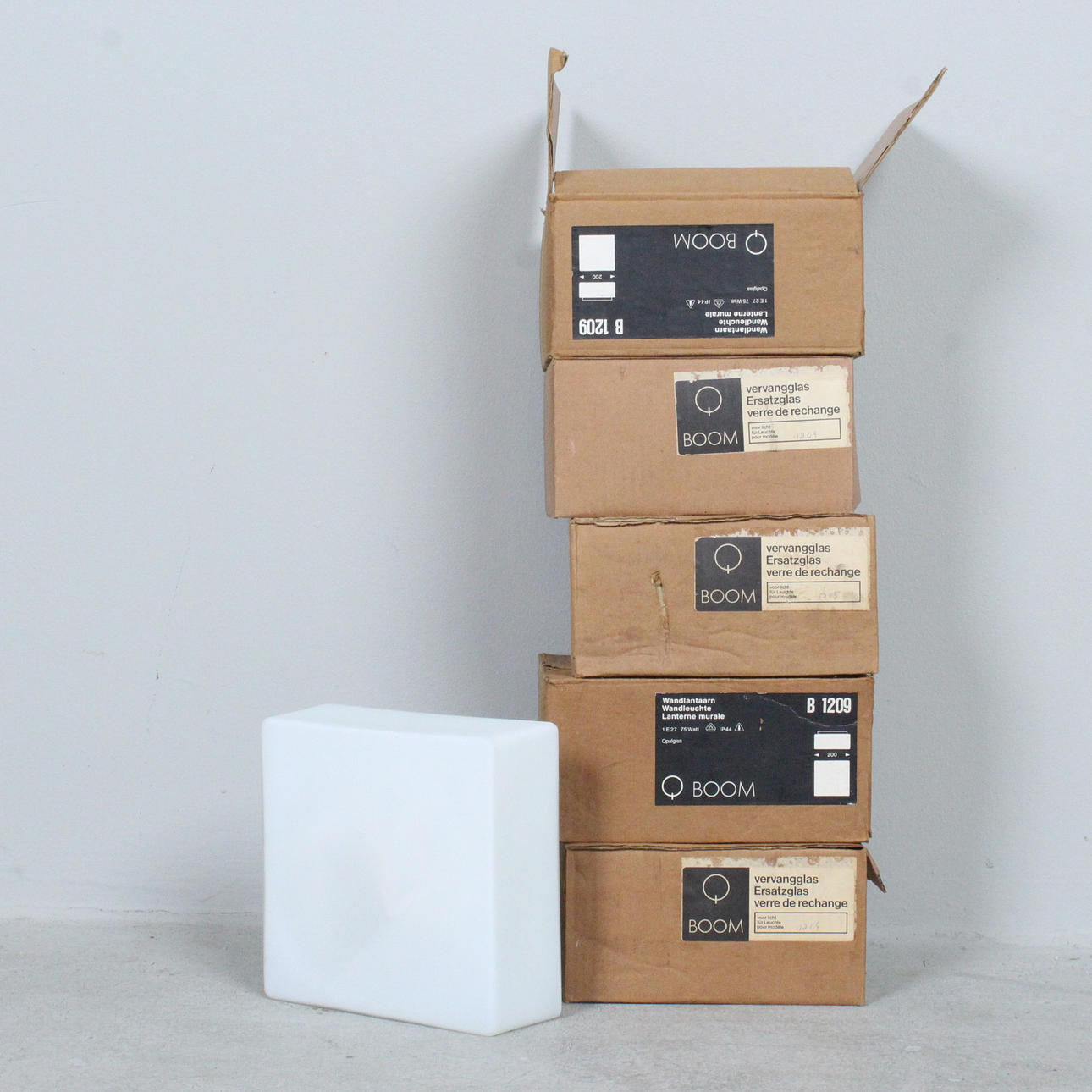 BOOM. Set Wand- / Deckenleuchten mit Ersatzgläsern, Modell 'B 1209', Opalglas.