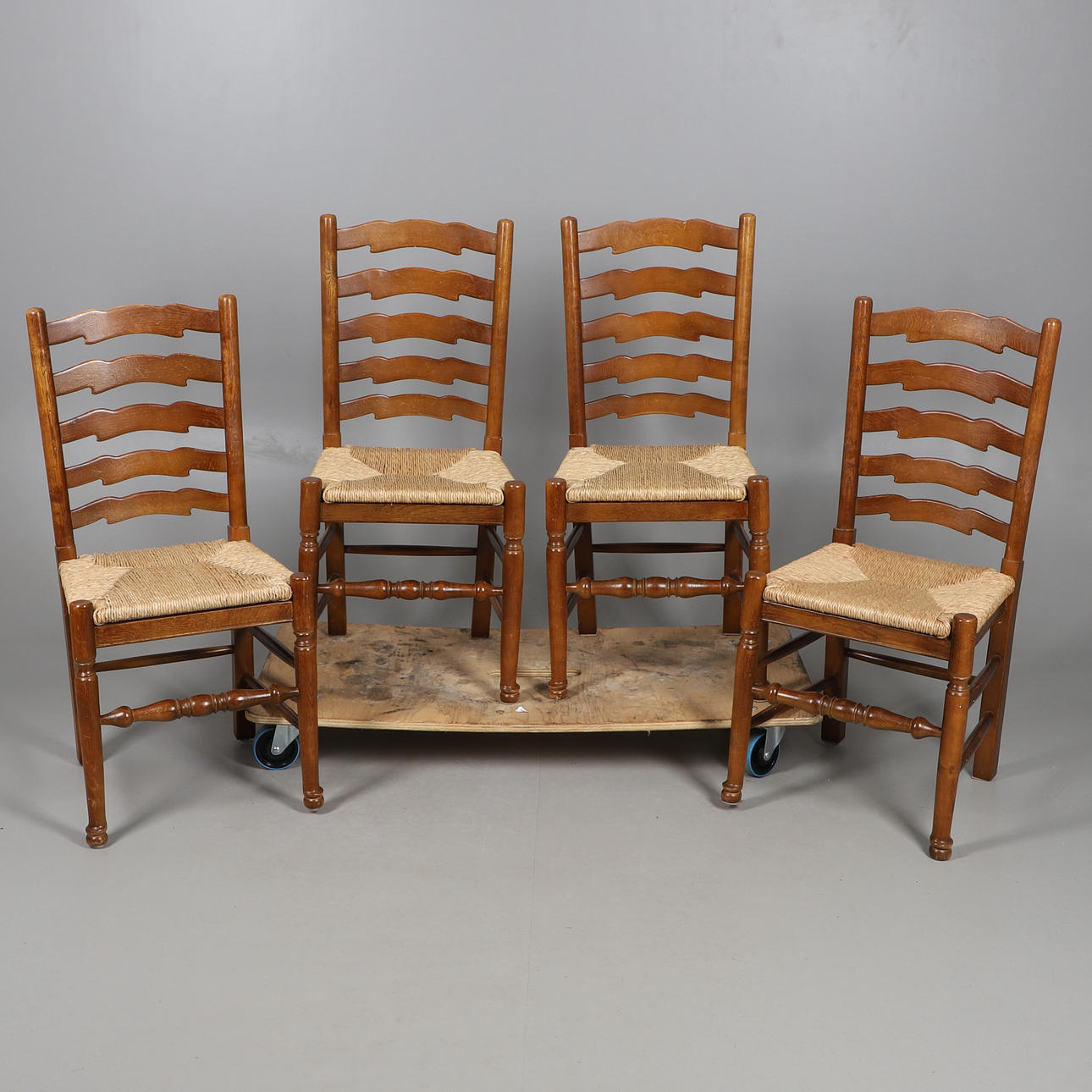 4 KPL RUSH-ISTUIMEN SELKÄNOJATUOLEJA.