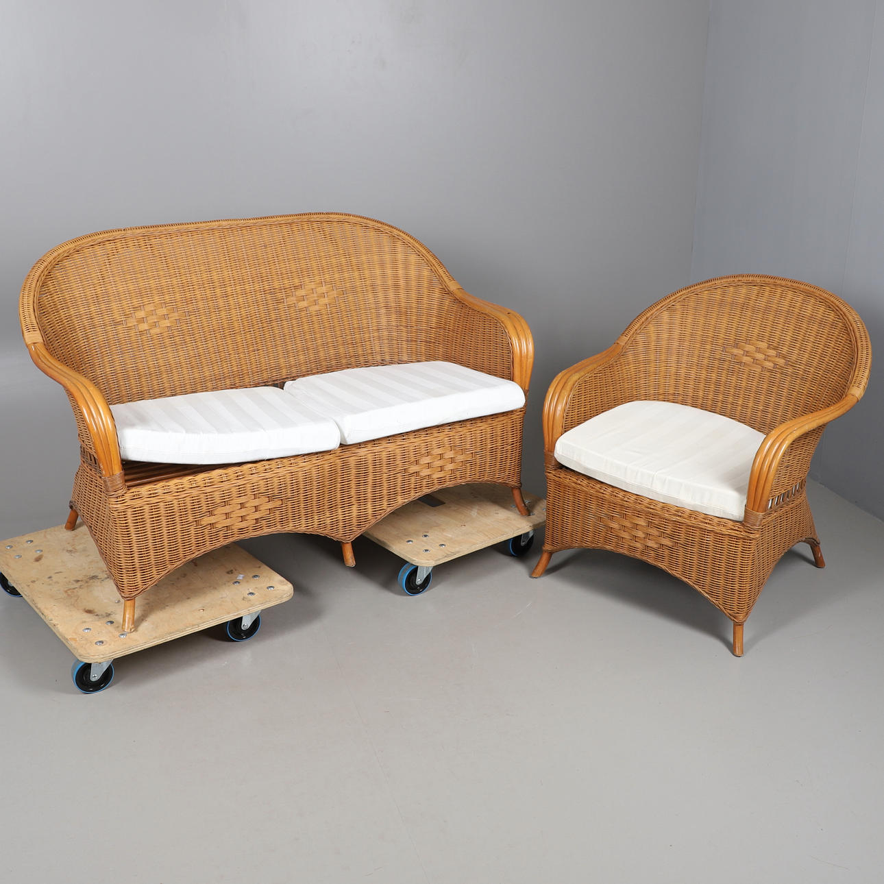 EINE SUITE IM WINTERGARTEN MIT ROHRRAHMEN.