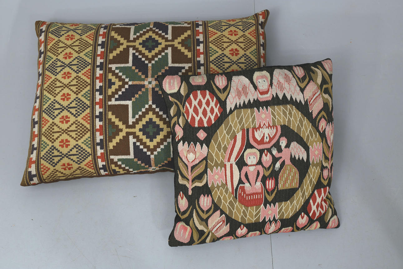 KUDDAR, 2 stycken, bland annat flamskvävnad, 1900-talets första hälft.