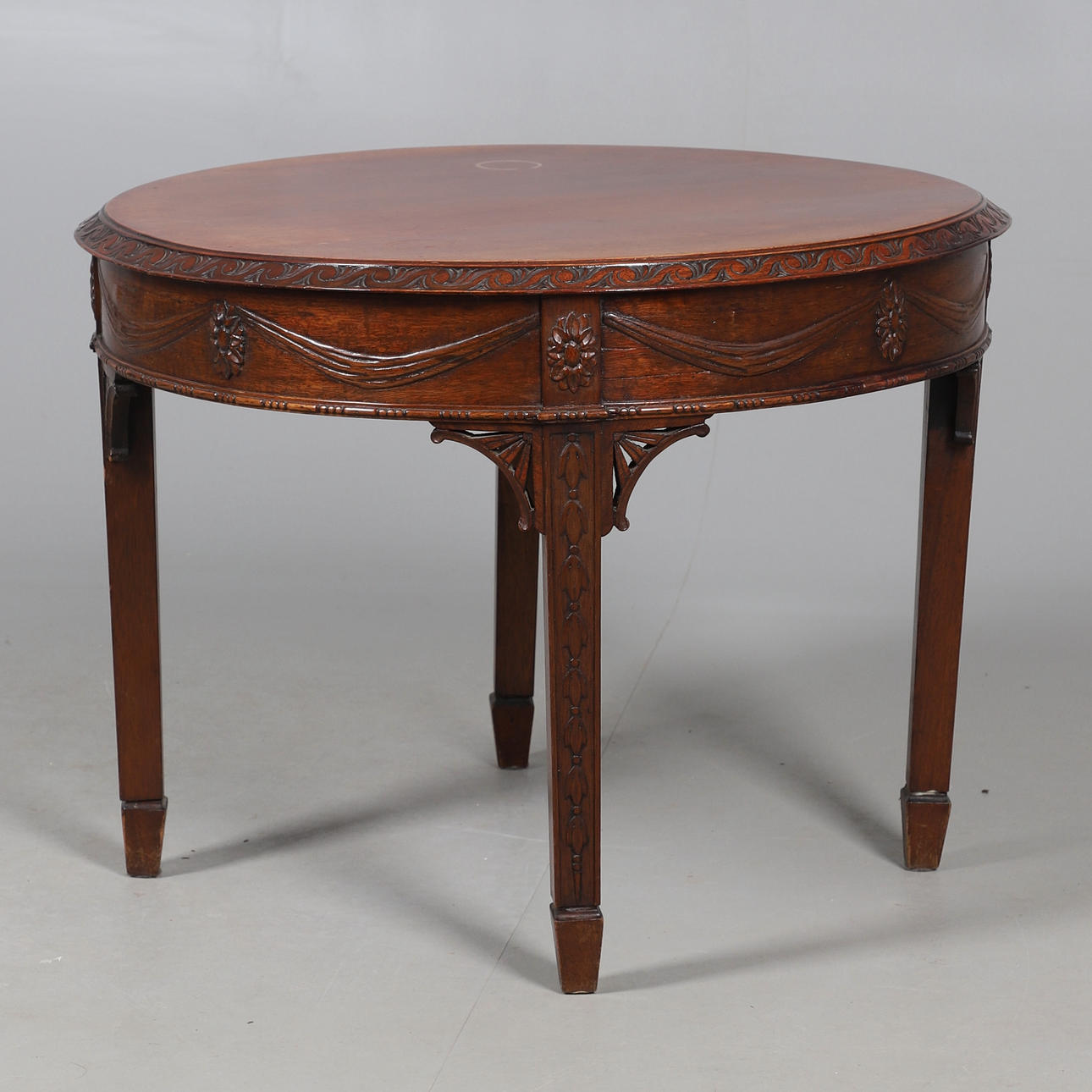 A MAHOGANY CIRCULAR COFFEE TABLE.