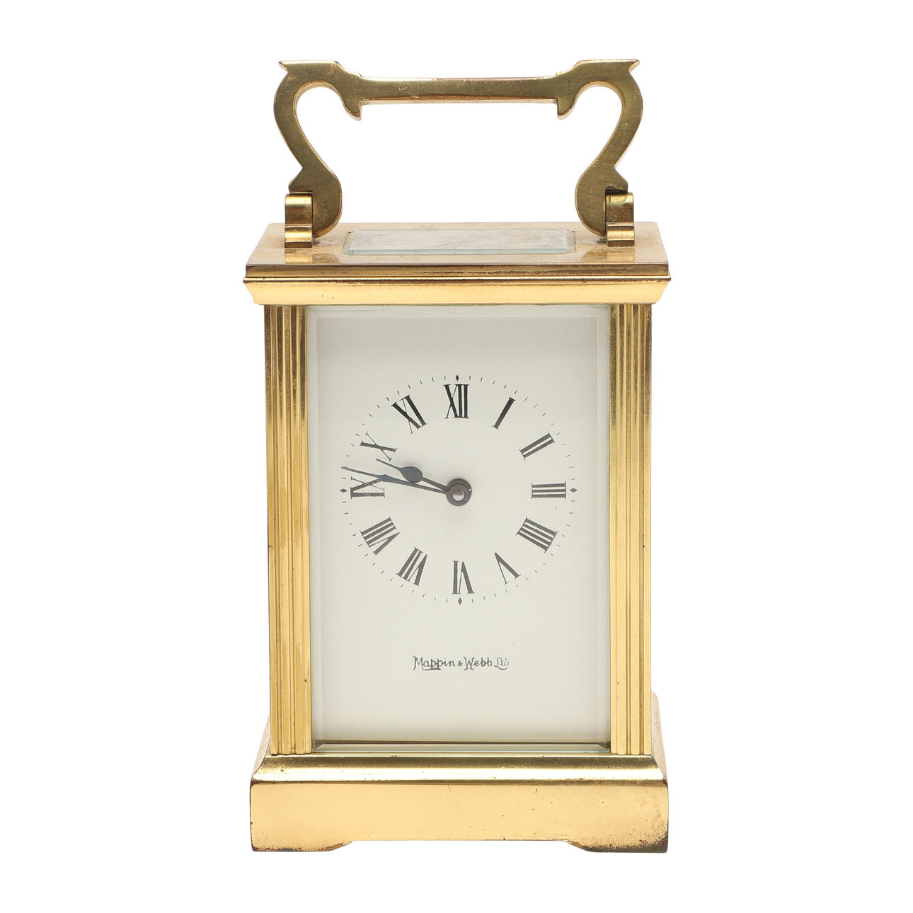 UN RELOJ TIPO CARRUAJE CON CARCASA DE LATÓN.