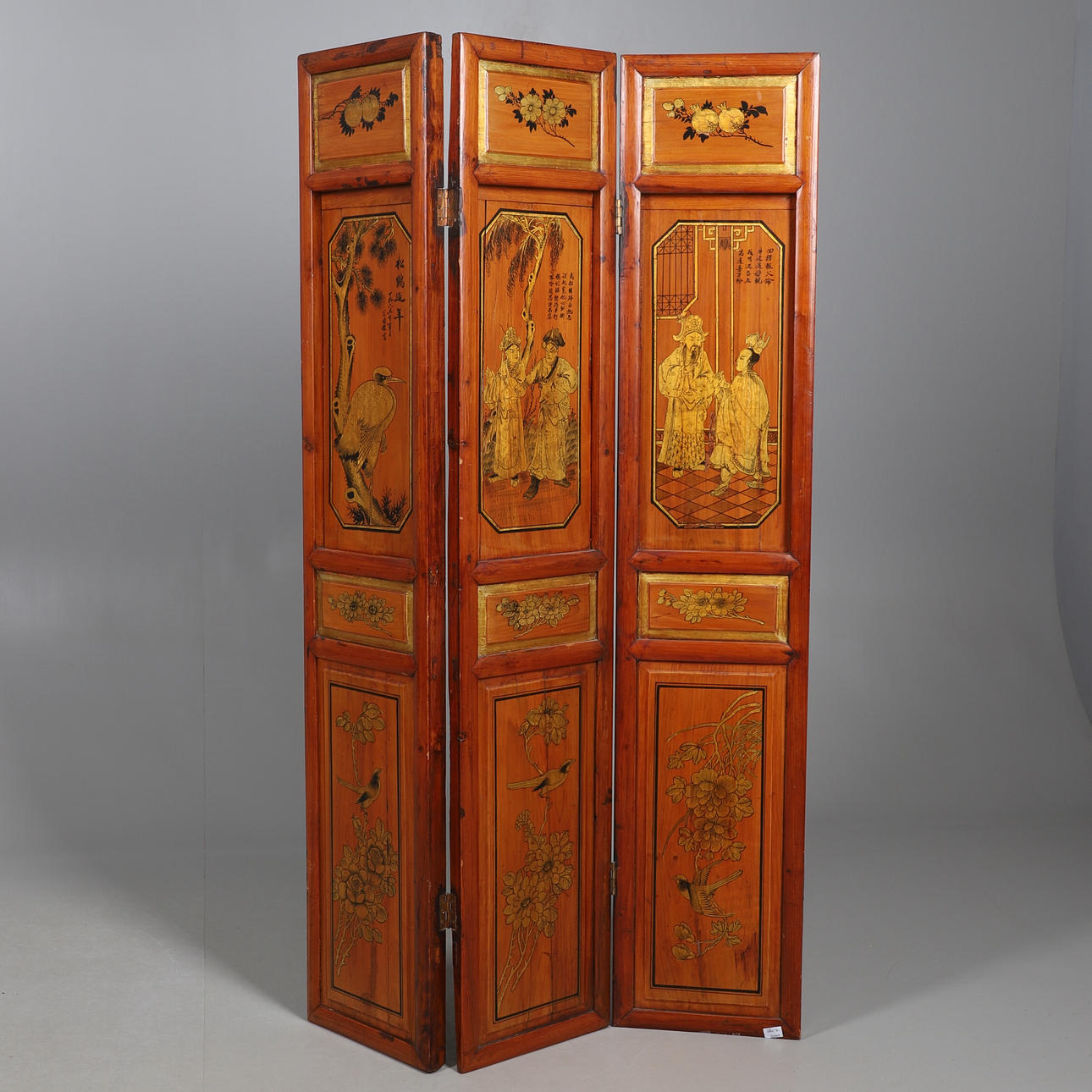 LAKATTU KOLMINKERTAINEN NÄYTTÖ.