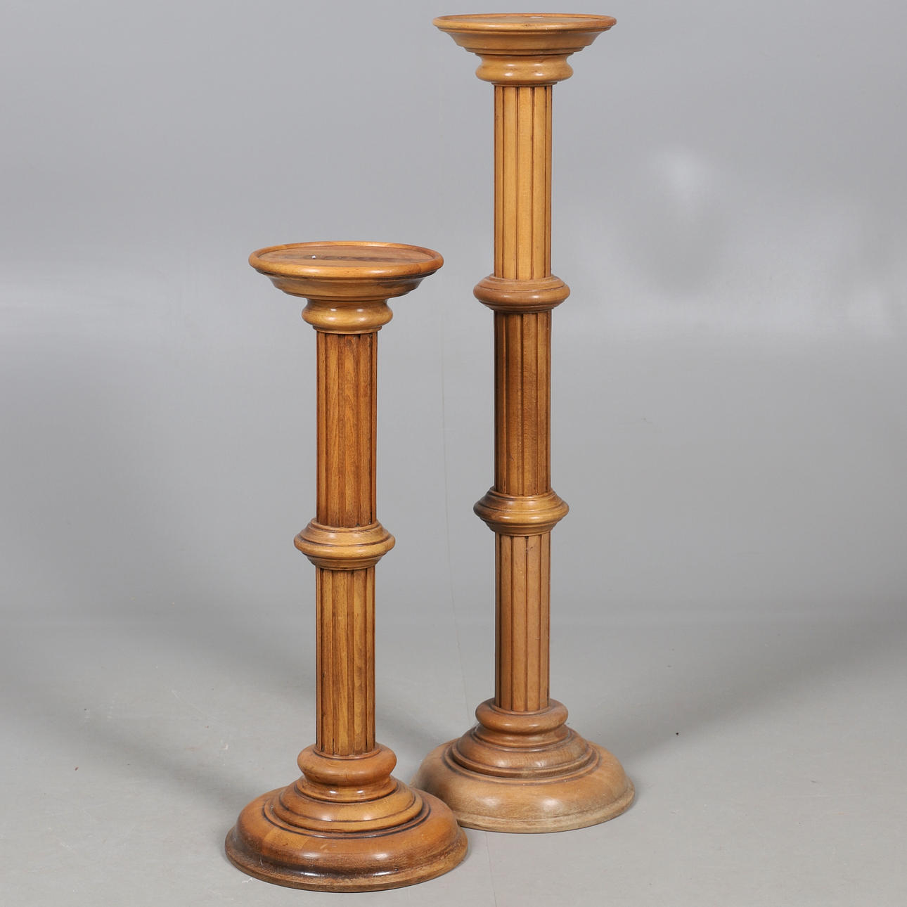 DOS ANTORCHAS DE MADERA TORNEADA.