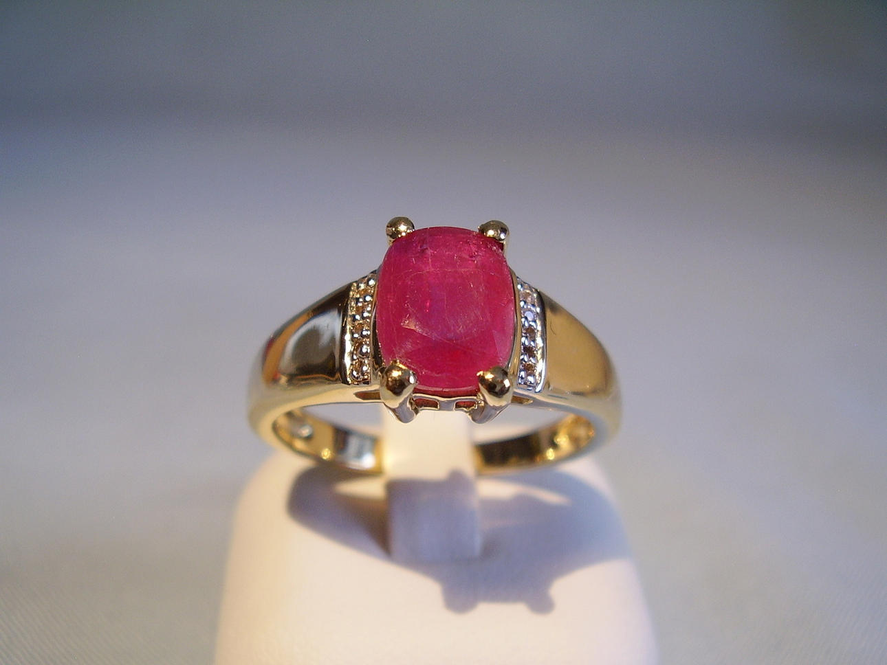 RUBIN RING med vita topaser.