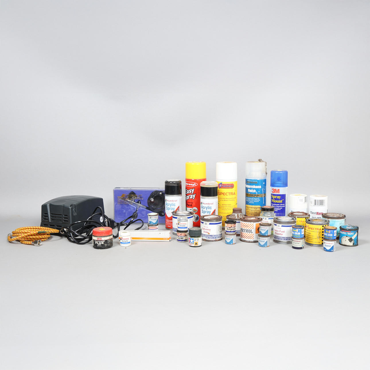 AN AIR BRUSH KIT AND AIR COMPRESSOR WITH VARIOUS PAINT (QTY).