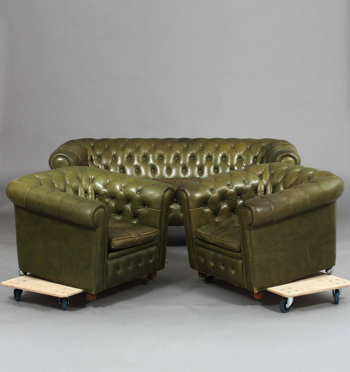 SOFFA samt FÅTÖLJER, 2 st, Chesterfieldmodell, Norell möbler.