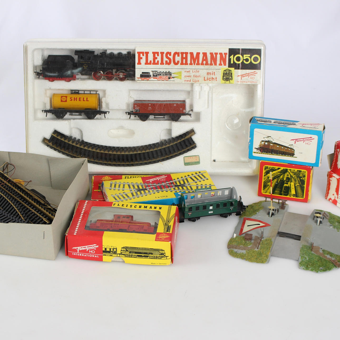 11 LELUSARJA, mukaan lukien Fleischman.