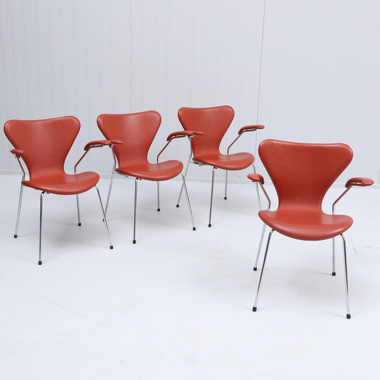 ARNE JACOBSEN. A set of four “Sjuan” armchairs, Fritz Hansen, Denmark.