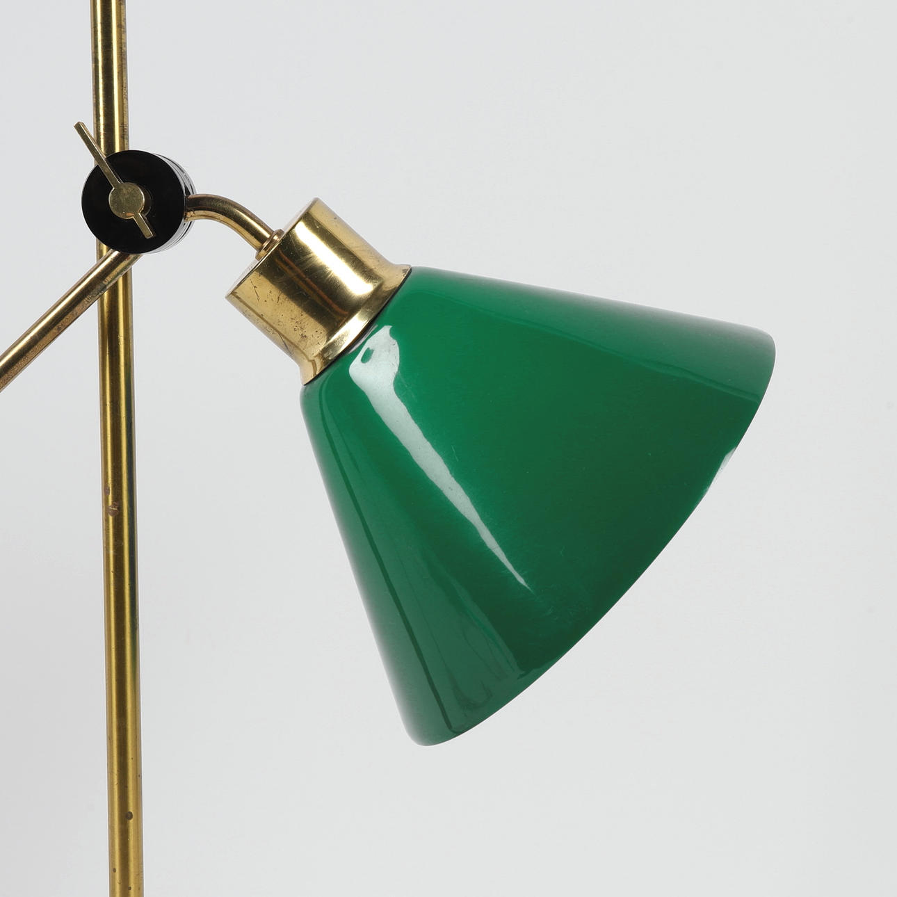 Bordlampe, messing og plast skærm.