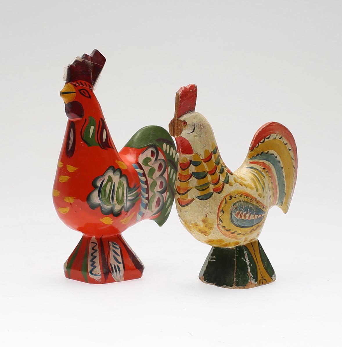 DALATUPPAR, 2 st, skuret och målat trä, 1900-tal.