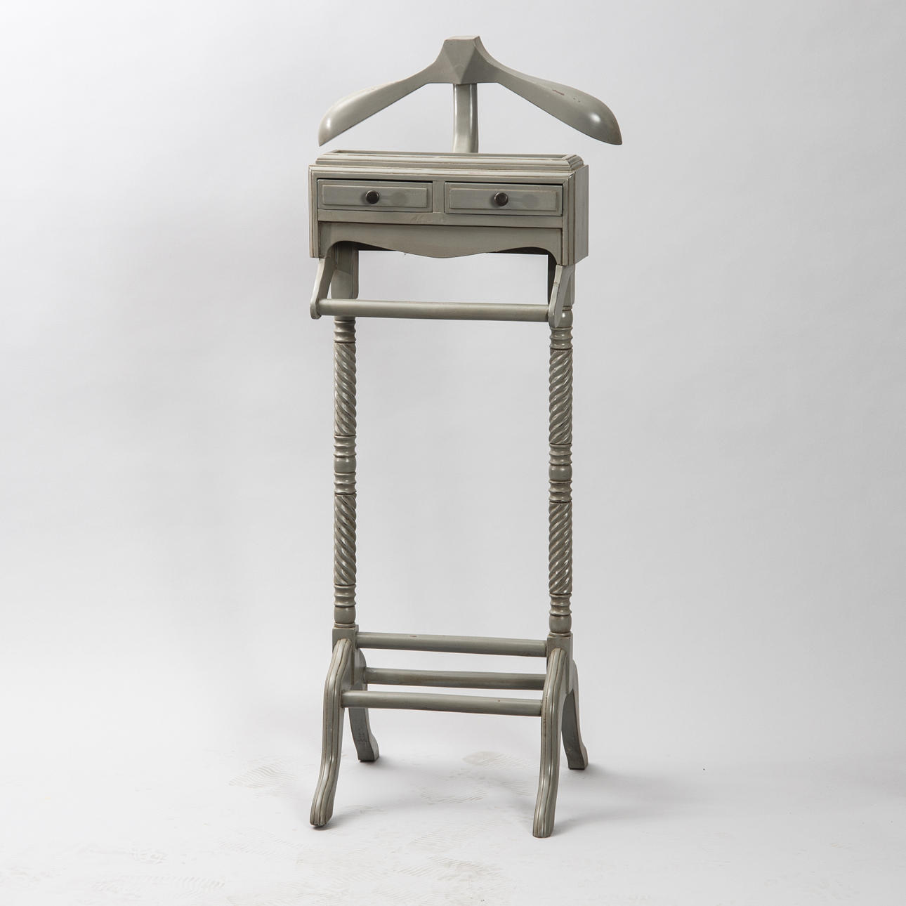 HERRBETJÄNT, gråmålad, samtida.