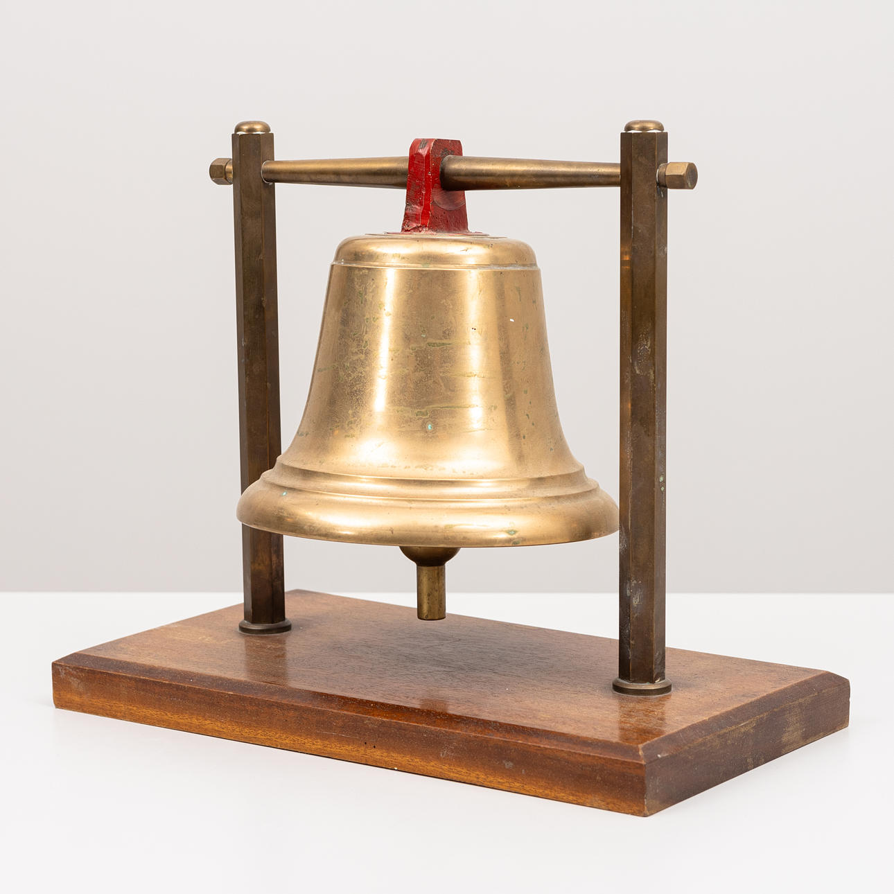 SHIP CLOCK ON STAND, 20th century.