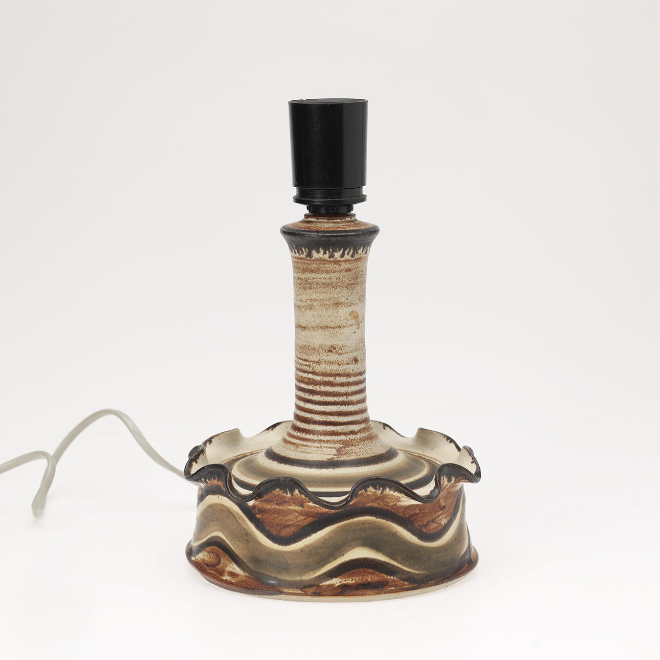 JETTE HELLERØE, a table lamp made of glazed ceramic with undulating edge, Denmark, 1970s.
