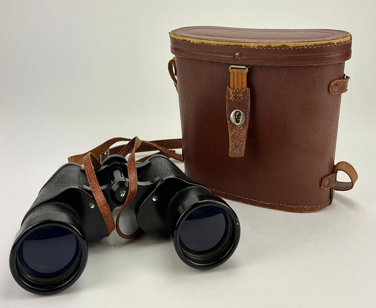 Et par kikkert, Manon, 7x50.