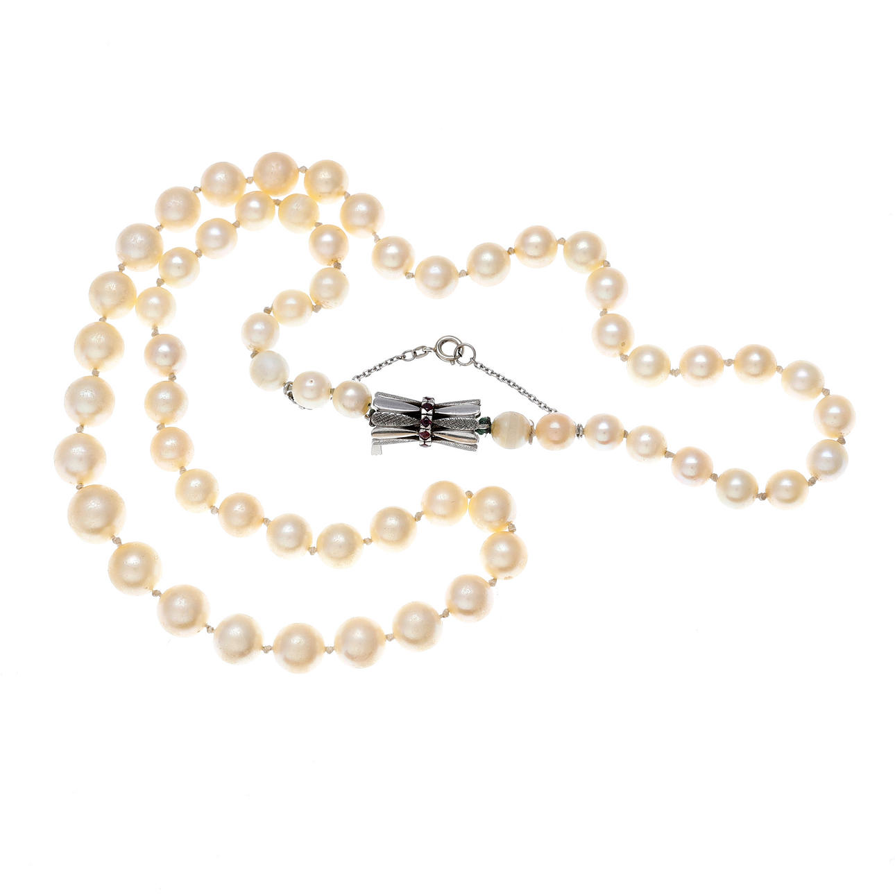 Pearls choker with rubies clasp.