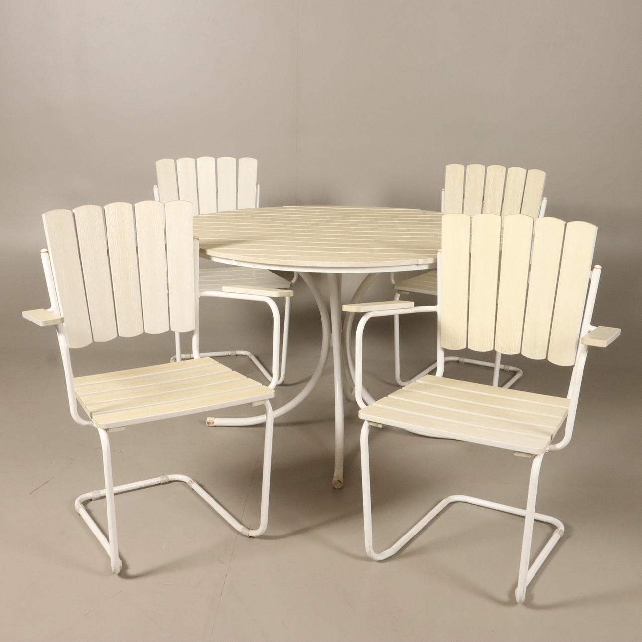 PUUTARHAPÖYTÄ, JOSSA 4 NOJATUOLIA.