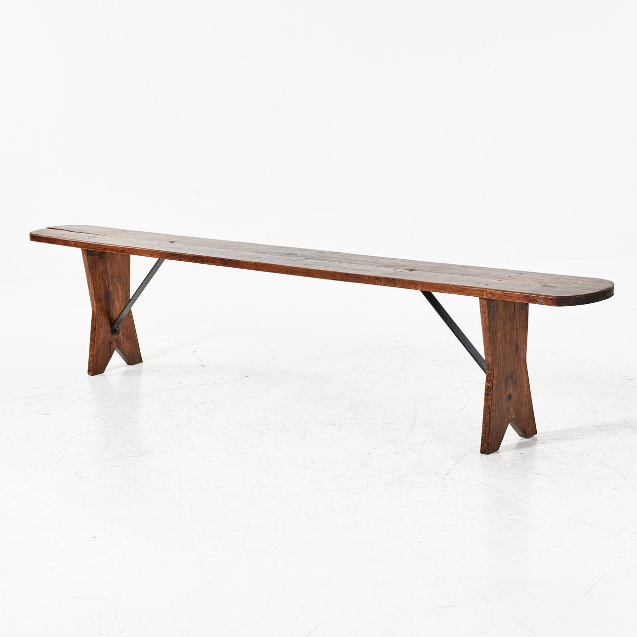 Eine Eichenbank aus dem 20. Jahrhundert mit Eisenstreben.